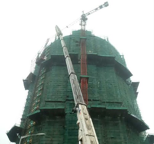 阿图什吊车在工地上作业